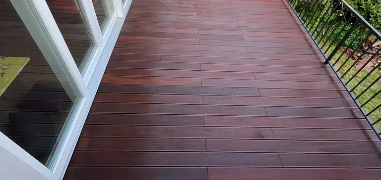 taras z ciemnego drewna