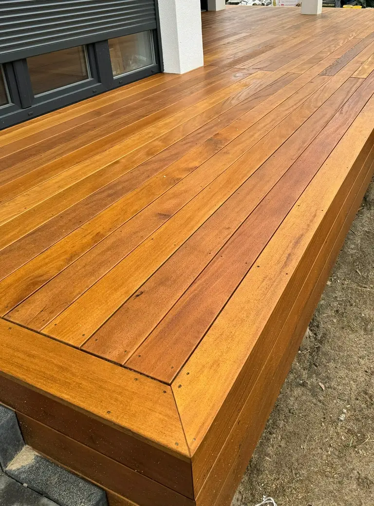 polakierowana podłoga na tarasie